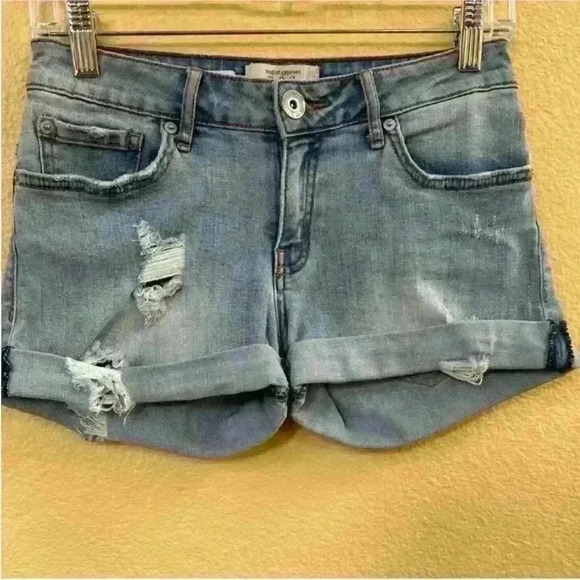 Band Of Gypsies “Allie Boyfriend" Distressed Jean
Shorts Size 24 - Picture 2 of 7